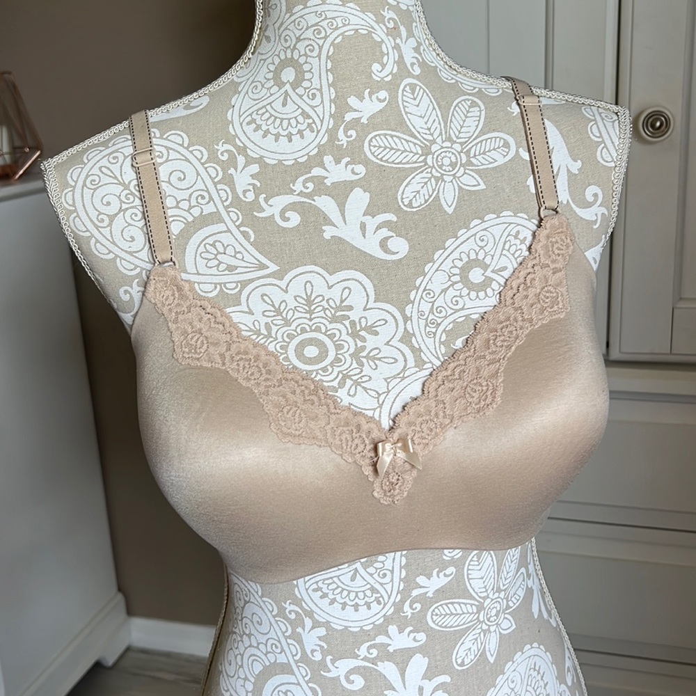 • Maidenform wireless nude Bra, 38C •
